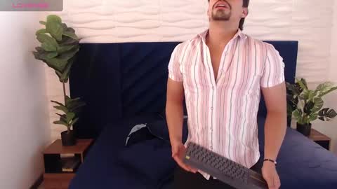 Snapshot of ian_davis chatting on January 9, 11:45 pm Ian Davis online show from January 9, 11:45 pm