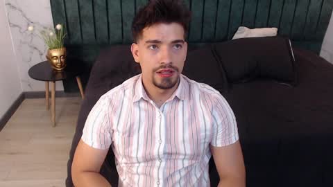 Snapshot of ian_davis chatting on January 15, 11:19 pm Ian Davis online show from January 15, 11:19 pm