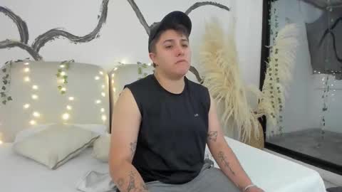 Snapshot of iangilbert chatting on December 18, 7:25 am ian online show from December 18, 7:25 am