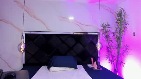 ibbie_ online show from April 23, 12:29 pm