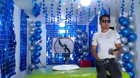 Snapshot of icevermilk chatting on January 29, 5:24 pm THOMAS AND DAMIAND online show from January 29, 5:24 pm