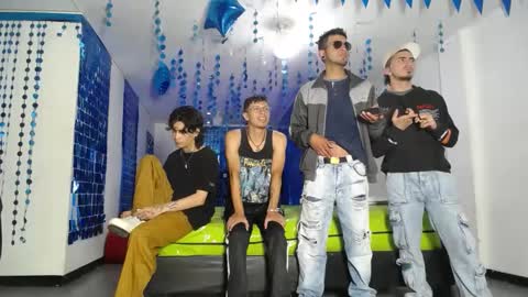 Snapshot of icevermilk chatting on February 25, 12:55 pm THOMAS AND DAMIAND online show from February 25, 12:55 pm