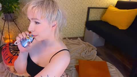 Snapshot of igotuscookies chatting on November 17, 7:41 pm Emmy help me reach 100 thumbs up online show from November 17, 7:41 pm