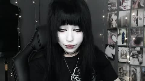 iiiiiiis online show from May 2, 10:04 pm