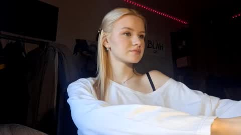 ShyLuna online show from February 4, 5:24 am