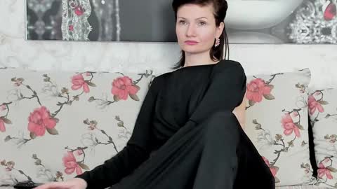 Snapshot of illegalbeauty87 chatting on January 5, 1:56 am Ingrid or more easier...Miss GoDDess Mistress online show from January 5, 1:56 am