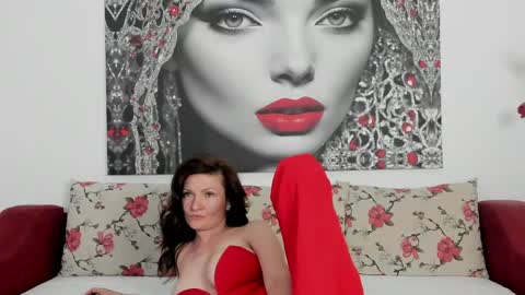 Snapshot of illegalbeauty87 chatting on April 19, 6:10 pm Ingrid or more easier...Miss GoDDess Mistress online show from April 19, 6:10 pm