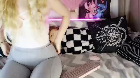 Snapshot of iloveextremestuff chatting on February 20, 8:03 pm nicollee online show from February 20, 8:03 pm