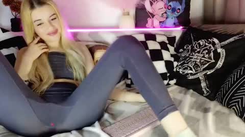 Snapshot of iloveextremestuff chatting on February 21, 8:38 pm nicollee online show from February 21, 8:38 pm