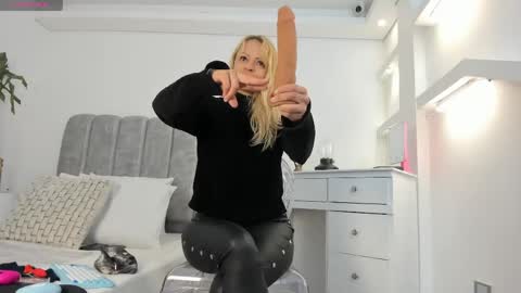 Snapshot of im_merlina chatting on May 14, 12:23 pm MERLINA online show from May 14, 12:23 pm