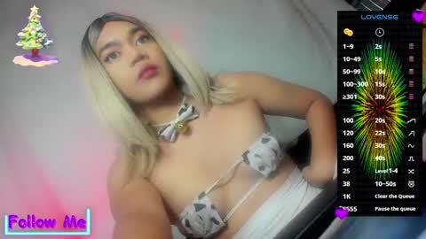 Snapshot of im_ur_hot_ella chatting on January 1, 5:11 am ella may online show from January 1, 5:11 am