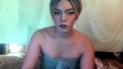 Snapshot of im_ur_hot_ella chatting on January 27, 4:09 am ella may online show from January 27, 4:09 am