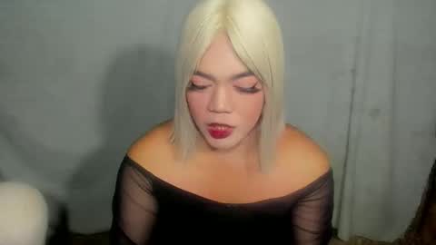 Snapshot of im_ur_hot_ella chatting on October 29, 12:18 pm ella may online show from October 29, 12:18 pm