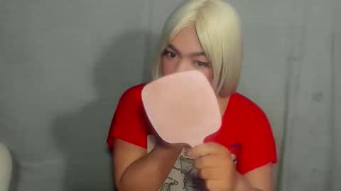 Snapshot of im_ur_hot_ella chatting on November 8, 10:15 am ella may online show from November 8, 10:15 am