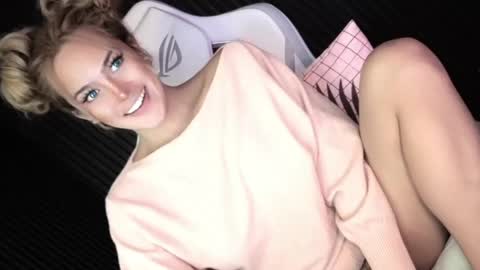 Candy Moore online show from April 29, 2:43 pm