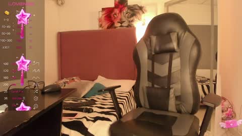 Snapshot of imacwenn_ chatting on December 12, 4:21 pm Sofia online show from December 12, 4:21 pm