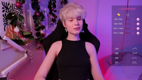 Snapshot of imnotmia chatting on December 9, 5:41 pm Mia online show from December 9, 5:41 pm