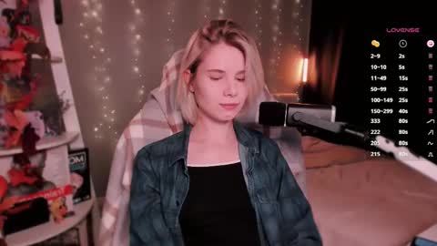 Snapshot of imnotmia chatting on November 10, 8:35 am Mia online show from November 10, 8:35 am