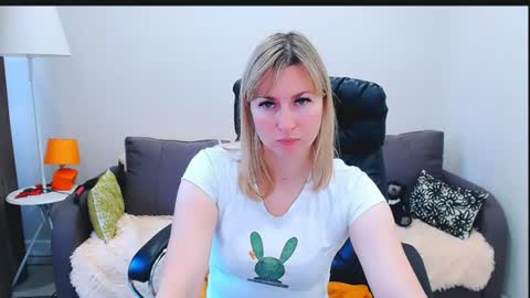 Snapshot of incredible_ariela chatting on July 29, 9:51 am incredible_ariela online show from July 29, 9:51 am
