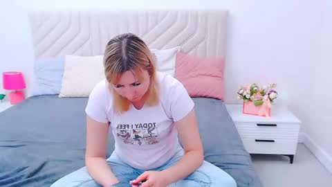 Snapshot of incredible_ariela chatting on August 3, 2:22 pm incredible_ariela online show from August 3, 2:22 pm