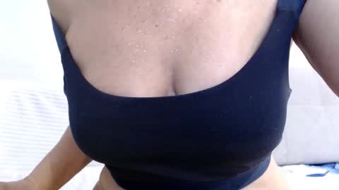 Snapshot of increible_della chatting on January 27, 4:54 pm Della online show from January 27, 4:54 pm