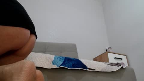 Snapshot of increible_della chatting on February 21, 10:15 pm Della online show from February 21, 10:15 pm