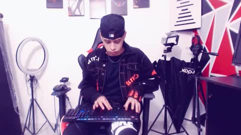 Snapshot of indomitablebeast chatting on November 12, 5:30 am matias online show from November 12, 5:30 am