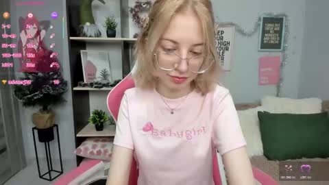 Mia online show from December 17, 1:39 pm