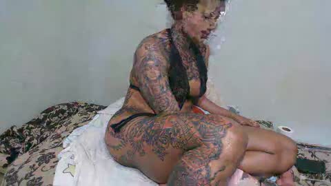 Snapshot of ink_bella chatting on December 7, 12:30 am ink bella online show from December 7, 12:30 am