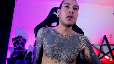 Snapshot of ink_u_buzz chatting on January 8, 11:19 pm Dani online show from January 8, 11:19 pm