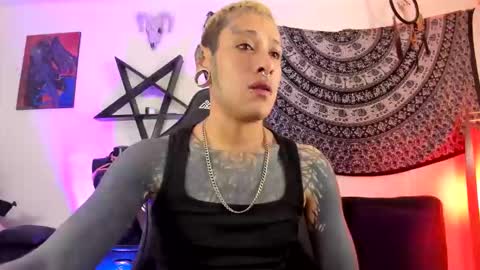 Snapshot of ink_u_buzz chatting on October 19, 2:45 am Dani online show from October 19, 2:45 am