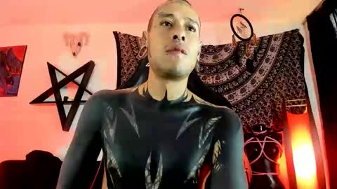 Snapshot of ink_u_buzz chatting on November 19, 9:15 pm Dani online show from November 19, 9:15 pm