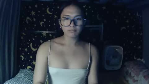 Snapshot of insulting_whoreifica chatting on November 17, 9:26 am MAXINE online show from November 17, 9:26 am