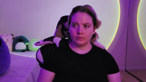 Snapshot of internetfairy_xo chatting on December 16, 1:11 pm Faye online show from December 16, 1:11 pm