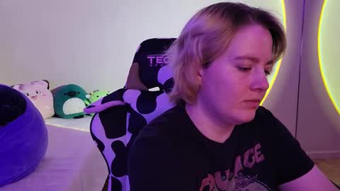 Snapshot of internetfairy_xo chatting on December 17, 4:43 pm Faye online show from December 17, 4:43 pm