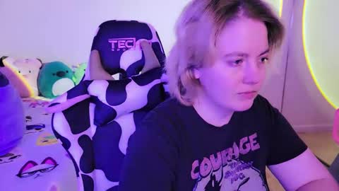 Snapshot of internetfairy_xo chatting on January 19, 9:01 am Faye online show from January 19, 9:01 am