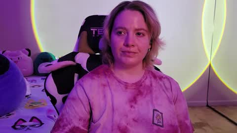 Snapshot of internetfairy_xo chatting on February 19, 7:39 am Faye online show from February 19, 7:39 am