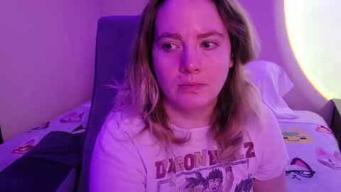 Snapshot of internetfairy_xo chatting on December 4, 5:06 am Faye online show from December 4, 5:06 am