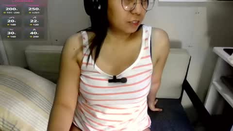 Snapshot of introvertshytype_2011 chatting on March 9, 1:04 am Introvertshytype 2011 online show from March 9, 1:04 am