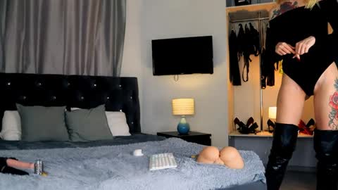 inviting_tina online show from April 24, 3:36 pm