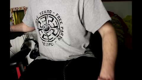 Snapshot of ipipo42o chatting on December 18, 5:21 pm DrownMentally online show from December 18, 5:21 pm