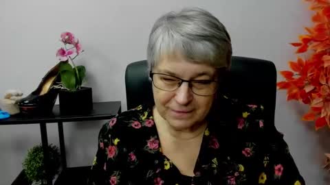 Snapshot of iris_xdesire chatting on December 2, 10:50 am I R I S online show from December 2, 10:50 am