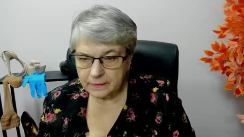 Snapshot of iris_xdesire chatting on December 4, 10:57 am I R I S online show from December 4, 10:57 am