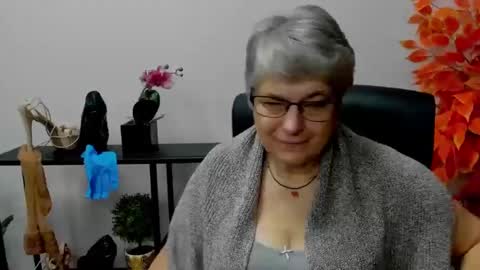 Snapshot of iris_xdesire chatting on December 9, 7:39 am I R I S online show from December 9, 7:39 am