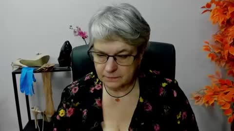 Snapshot of iris_xdesire chatting on December 10, 10:49 am I R I S online show from December 10, 10:49 am