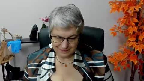 Snapshot of iris_xdesire chatting on December 11, 10:47 am I R I S online show from December 11, 10:47 am