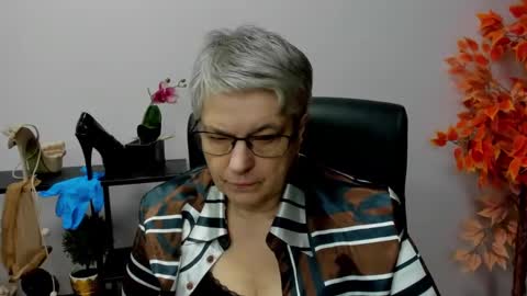 Snapshot of iris_xdesire chatting on December 16, 10:50 am I R I S online show from December 16, 10:50 am