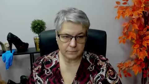 Snapshot of iris_xdesire chatting on December 19, 1:40 pm I R I S online show from December 19, 1:40 pm