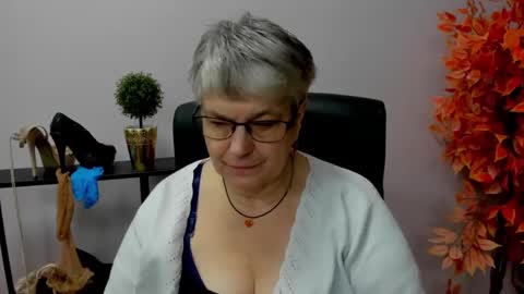Snapshot of iris_xdesire chatting on December 20, 11:10 am I R I S online show from December 20, 11:10 am