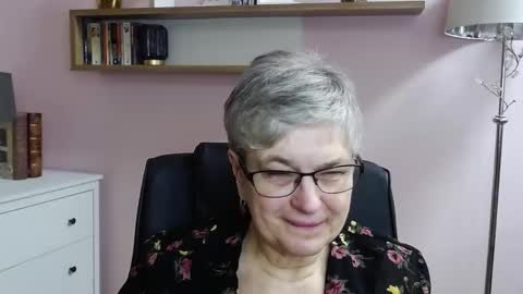 Snapshot of iris_xdesire chatting on December 23, 10:32 am I R I S online show from December 23, 10:32 am